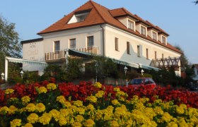 Das Hotel Geier in Bad Schönau, © Johannes Geier Hotel Geier in Bad Schönau mit Blumenbeet im Vordergrund.