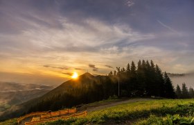 Semmering Hirschenkogel bei Sonnenaufgang, Sonnenaufgangswanderung, Region Semmering-Rax, Wiener Alpen in Niederösterreich, © Semmering Hirschenkogel Ein atemberaubender Sonnenaufgang taucht die majestätischen Berge in goldenes Licht und lässt die umliegenden Wälder geheimnisvoll erstrahlen. Die frische Morgenluft und das sanfte Zwitschern der Vögel laden zu einer unvergesslichen Wanderung ein, während die Natur in voller Pracht erwacht.