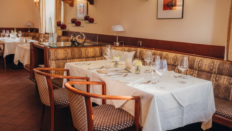 Einladendes Gastzimmer in Ybbs an der Donau, © Niederösterreich Werbung/Daniela Führer Elegantes Restaurant mit gedecktem Tisch, weißen Tischdecken und stilvollen Stühlen.