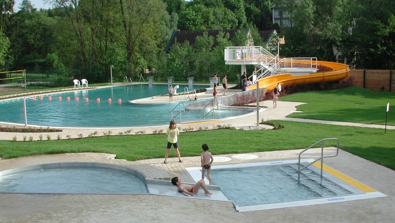 Freibad und Kinderbecken, © Marktgemeinde Gablitz Freibad mit Kinderbecken und Rutsche, umgeben von Bäumen und Rasenflächen.