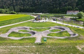 Pumptrack Fahrafeld, © Patrick Vogl Pumptrack im Rückhaltebecken Fahrafeld