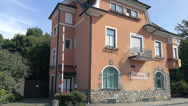 WhiskyMühle Reischer in Gars am Kamp, © Roman Zöchlinger Ein zweistöckiges Gebäude mit der Aufschrift 'Tanzcafé Whiskymühle'.