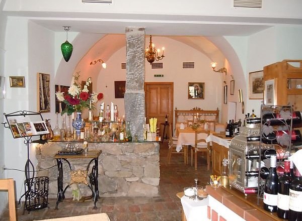 Restaurant, © Roisl Innenansicht eines gemütlichen Restaurants mit rustikaler Dekoration und gedeckten Tischen.