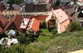Luftaufnahme Ferienwohnung Zöchling, © Hermann Zöchling Luftaufnahme von Häusern mit roten Dächern und einem grünen Innenhof.