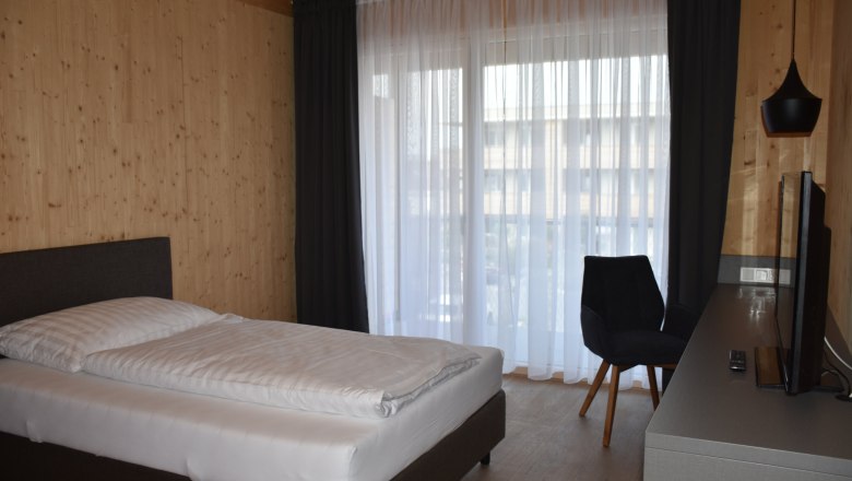 einzelzimmer-bett-fernseher, © Helmut Leonhartsberger einzelzimmer-bett-fernseher, © Helmut Leonhartsberger