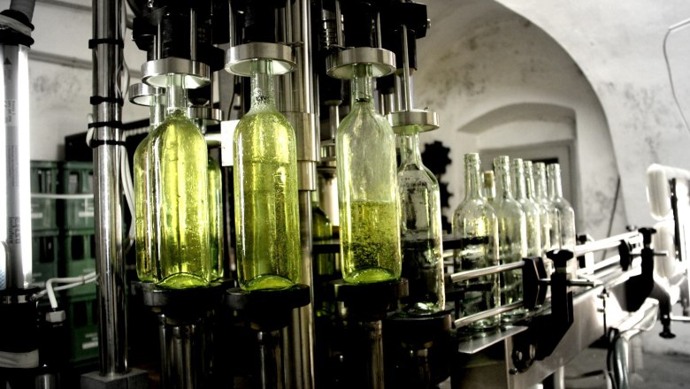 Flaschenfüllen, © Stefan Österreicher Flaschenfüllen, © Stefan Österreicher