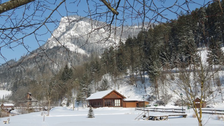 Naturpark Falkenstein, © Marktgemeinde Schwarzau im Gebirge Verschneite Landschaft im Naturpark Falkenstein mit Holzhütte und bewaldetem Berg im Hintergrund.