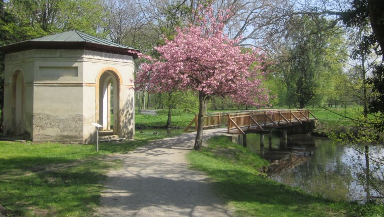 Harrachpark - Pavillon, © Stadtgemeinde Bruck/Leitha, Petra Weiss Pavillon im Park im Frühling mit blühendem Baum