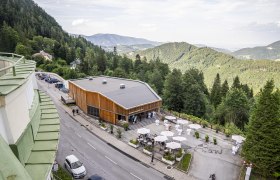 Kultursommer Semmering Kulturpavillon, © (c)wieneralpen_herbst Drohnenansicht einer Kulturstätte aus Holz