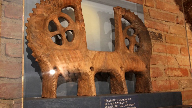 Belvedereschlössl/Bezirksmuseum Stockerau, © Stadtgemeinde Stockerau Tonerner Feuerbock mit Verzierungen im Bezirksmuseum Stockerau.