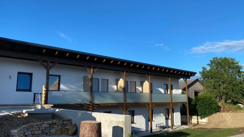 Südseite mit Balkon und Terrasse, © Hofstadl Südseite mit Balkon und Terrasse, © Hofstadl