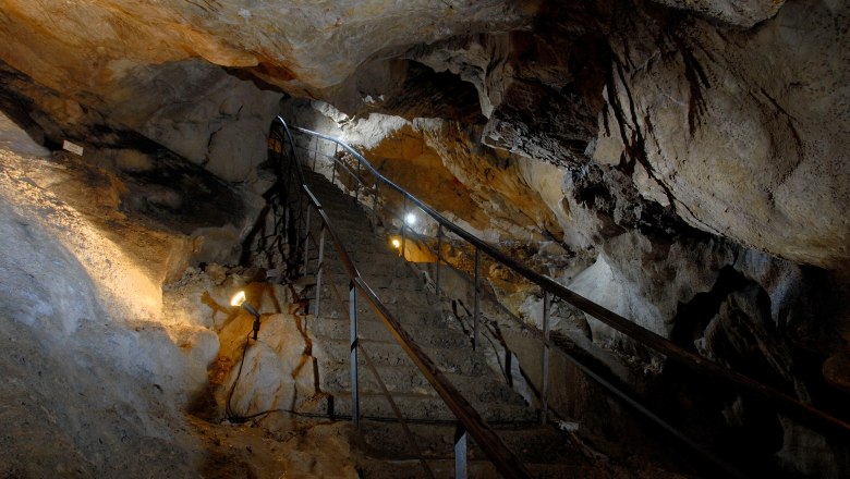Nixhöhle Frankenfels, © Thaler Heiner Innenansicht der Nixhöhle in Frankenfels mit beleuchteter Treppe.