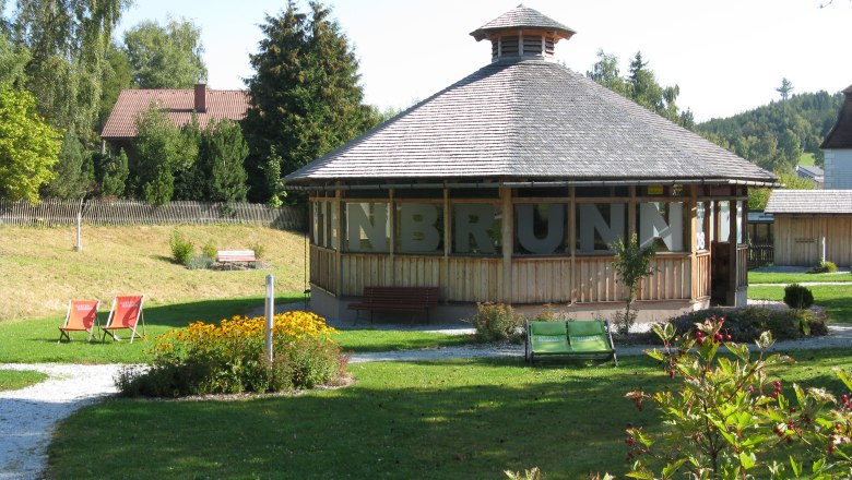 Marktgemeinde Gutenbrunn, © Marktgemeinde Gutenbrunn Pavillon in einem grünen Park mit Blumen und Liegestühlen.