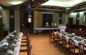 Dobersberger Schlossstüberl Handl, © Dobersberger Schlossstüberl Handl Eleganter Speisesaal mit gedeckten Tischen und Stühlen.