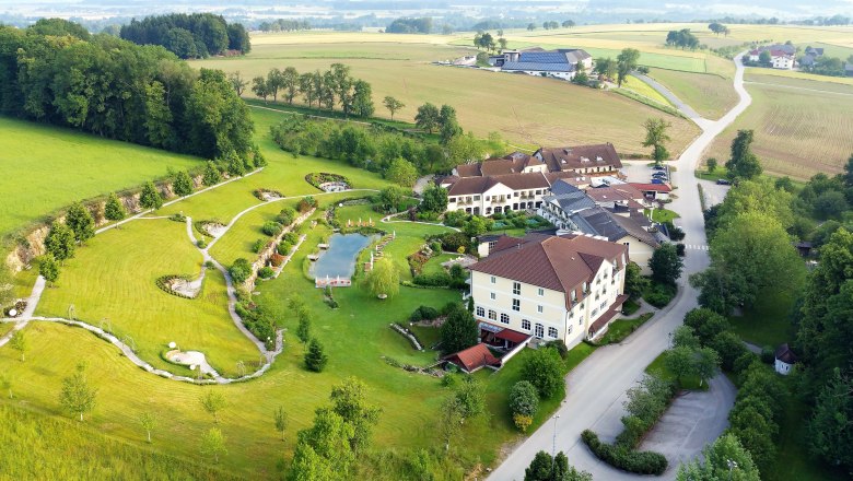 RelaxResort Kothmühle, © Mostviertel Ballooning Luftaufnahme eines Resorts mit Garten und Teich in ländlicher Umgebung.