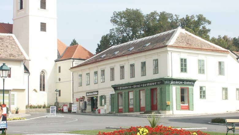 Hauptplatz in Sitzendorf an der Schmida, © Gemeinde Sitzendorf/ Schmida Hauptplatz in Sitzendorf an der Schmida mit Kirche und Blumenbeet.