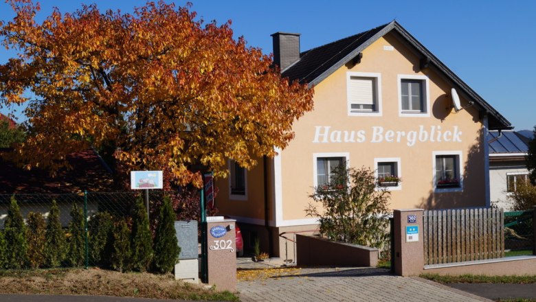 Nettingerstrasse 302, © Reep Ein gelbes Haus mit der Aufschrift 'Haus Bergblick' und einem herbstlichen Baum davor.