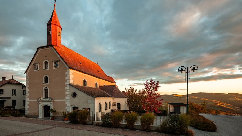 Wallfahrtskirche St. Corona am Wechsel, © Wiener Alpen, Kremsl Wallfahrtskirche St. Corona am Wechsel bei Sonnenuntergang mit dramatischem Himmel.