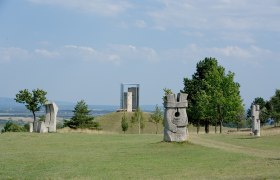 Bildhauer-Symposion Lindabrunn, © Marktgemeinde Enzesfeld-Lindabrunn Bildhauer-Symposion Lindabrunn, © Marktgemeinde Enzesfeld-Lindabrunn