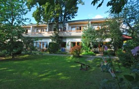 Appartementhotel Witzmann, © Witzmann Appartementhotel Witzmann mit Garten und Bäumen.