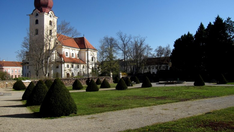 Barockgarten und Kirche, © Marktgemeinde Ravelsbach Barockgarten in Ravelsbach mit Kirche im Hintergrund.