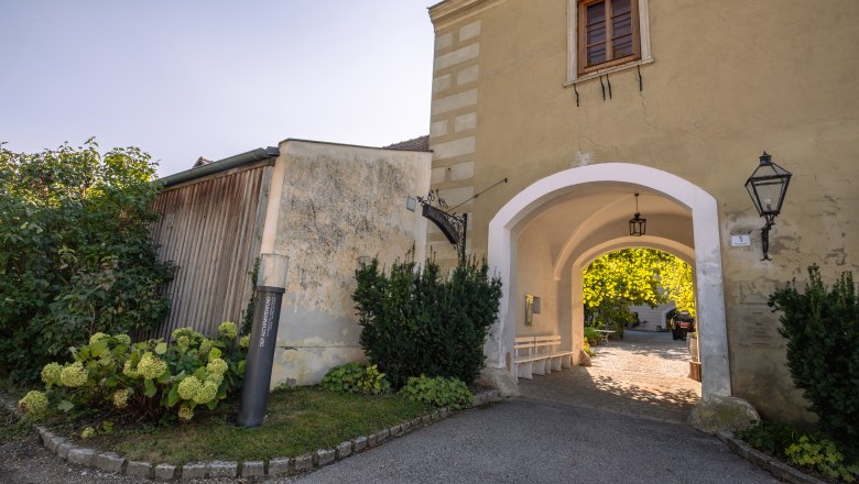 Gut Oberstockstall, © Niederösterreich Werbung / Maximilian Pawlikowsky Eingangstor von Gut Oberstockstall mit Pflanzen und Laterne.