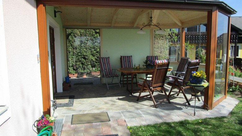 Wintergarten Haus Sundl, © Margit Siebenhandl Wintergarten mit Tisch und Stühlen