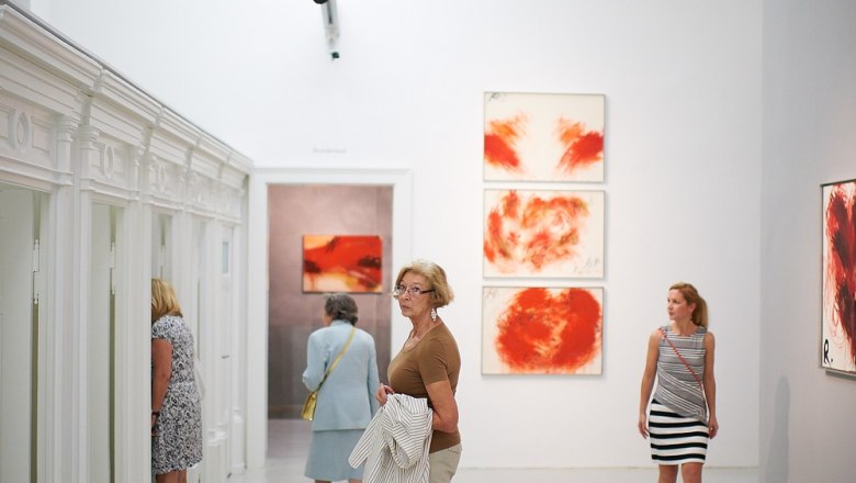 Arnulf Rainer Museum, © Arnulf Rainer Museum, Foto: Kollektiv Fischa Besucher im Arnulf Rainer Museum betrachten Kunstwerke an weißen Wänden.