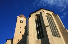 Hl. Blutkirche Pulkau, © Fotoclub Pulkau Ansicht der Hl. Blutkirche in Pulkau mit Turm und gotischen Fenstern vor blauem Himmel.