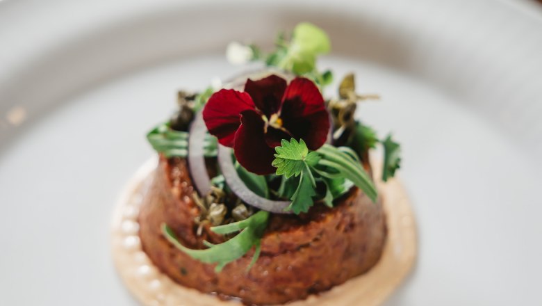 Restaurant Kräutergarten, Schloss Hof, © SKB Liebevoll dekorierte Speise im Restaurant Kräutergarten