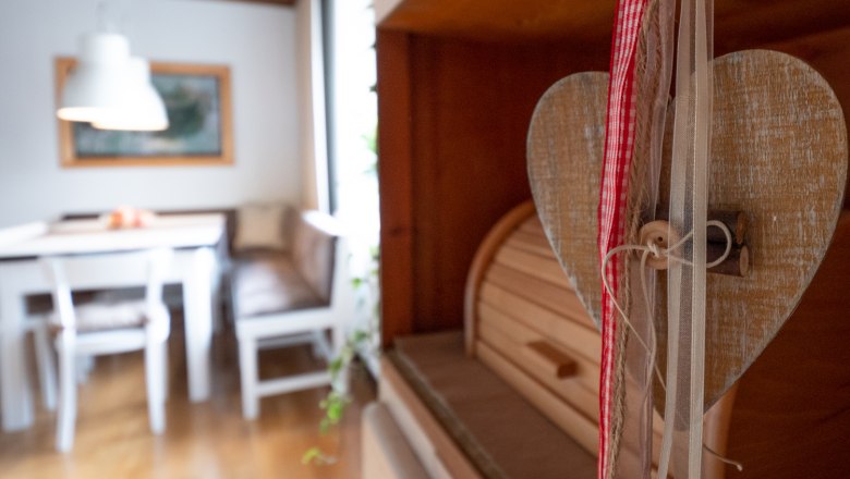 Gemütliche Wohnküche, © Doris Eminger Gemütliche Wohnküche mit Holzmöbeln und Herzdekoration.