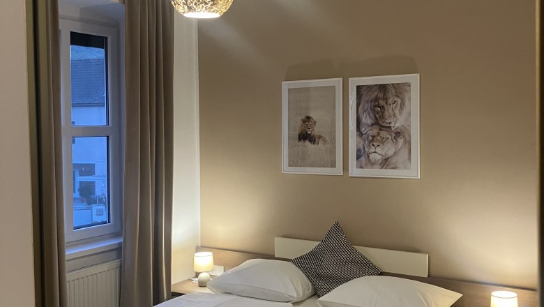 Doppelzimmer, © Johnys Jungle Ein gemütliches Doppelzimmer mit zwei Betten, dekorativen Lampen und Bildern an der Wand.