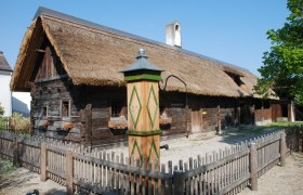 Freilichtmuseum Haag, © Stadtgemeinde Haag Traditionelles Holzhaus mit Strohdach im Freilichtmuseum Haag.
