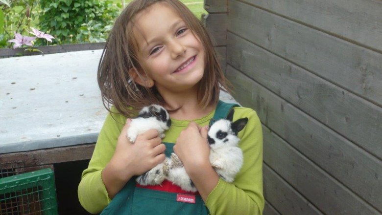 Kuschelzeit mit unseren Hasen, © zVg. Wolf Hof Kuschelzeit mit unseren Hasen, © zVg. Wolf Hof