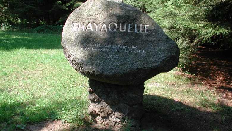 Thayaquellenstein, © MG Schweiggers Ein Gedenkstein mit der Aufschrift 'Thayaquelle' im Wald.