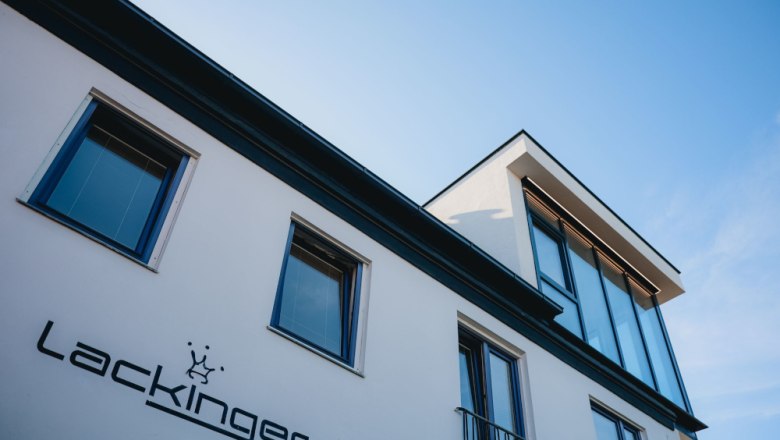 WinzerhofLackinger_Fassade, © Clemens Tiefenböck Fassade mit Schriftzug