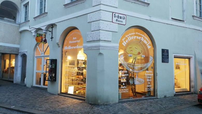 Hellerschmid beim Steinertor, © Roman Zöchlinger Eingang eines Geschäfts namens Hellerschmid in einer Altstadtstraße.