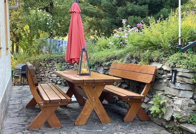 Holzbank-Garnitur Terasse, © Christoph Gabrisch 2024 Holzbank-Garnitur Terasse, © Christoph Gabrisch 2024