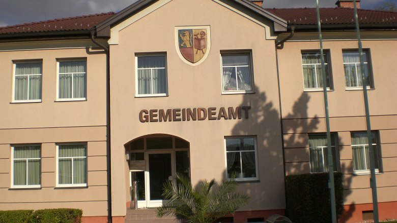 Gemeindeamt Grafenbach-St. Valentin, © Gemeinde Grafenbach-St. Valentin Frontansicht des Gemeindeamts Grafenbach-St. Valentin mit Wappen über dem Eingang.