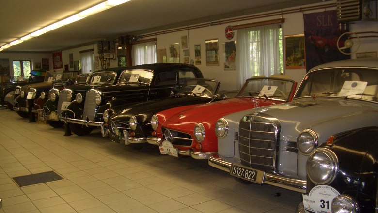 Oldtimermuseum Hausberger, © Leonhard Hausberger Reihe von Oldtimern in einem Museum.