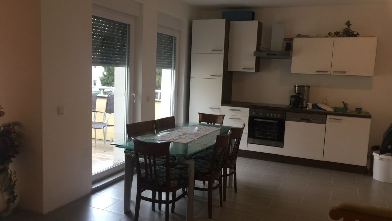 Küche & Frühstücksraum, Privatzimmer Jarosch, Tulln, © Familie Jarosch Gemeinschaftsküche mit Esstisch