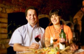 Fam. Krottendorfer, © Lehmann Ein Mann und eine Frau sitzen an einem Tisch mit Wein und Kerze.