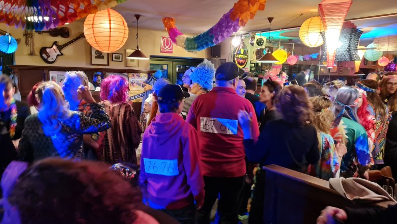 Fasching im Alten Depot, © Altes Depot Mistelbach Menschen in bunten Kostümen feiern Fasching in einem dekorierten Raum.