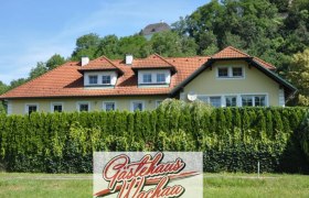 Gästehaus Wachau Aussenansicht, © ©Atzmüller Außenansicht des Gästehauses Wachau mit rotem Dach und grüner Hecke.