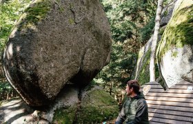 Wandern, Yspertal, Herzsteinweg, südliches Waldviertel, © Niederösterreich Werbung/Melanie Kerzendorfer Umgeben von majestätischen Felsen und dichten Wäldern lädt dieser Ort zum Verweilen ein. Die sanfte Brise und das Zwitschern der Vögel schaffen eine harmonische Atmosphäre, die Wanderer in ihren Bann zieht. Hier, am Herzsteinweg, wird die Schönheit der Natur spürbar.