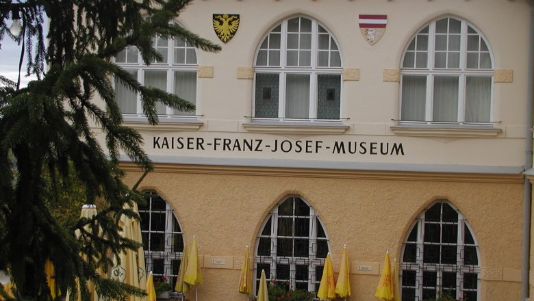 Kaiser-Franz-Josef-Museum, © Kaiser Franz Museum Fassade des Kaiser-Franz-Josef-Museums mit Fenstern und Wappen.