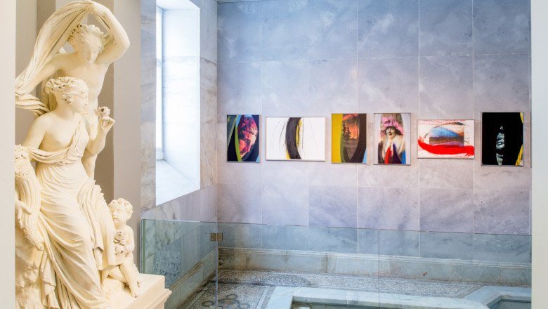 Arnulf Rainer Museum, © Arnulf Rainer Museum/Kollektiv Fischka Innenansicht des Arnulf Rainer Museums mit Skulptur und moderner Kunst an der Wand.