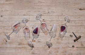 Weine, © Weinviertel Tourismus / Doris Schwarz-König_klein Umgekippte Weingläser mit Rotwein auf Holztisch.