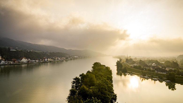 Luftaufnahme Krummnußbaum und Marbach, © Robert Herbst Luftaufnahme von Krummnußbaum und Marbach bei Sonnenaufgang mit Fluss und bewölktem Himmel.