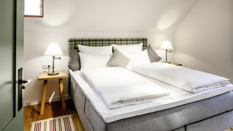 Hotel zum Glockenturm, © croce&wir Gemütliches Hotelzimmer mit Doppelbett, Nachttischen und Lampen.